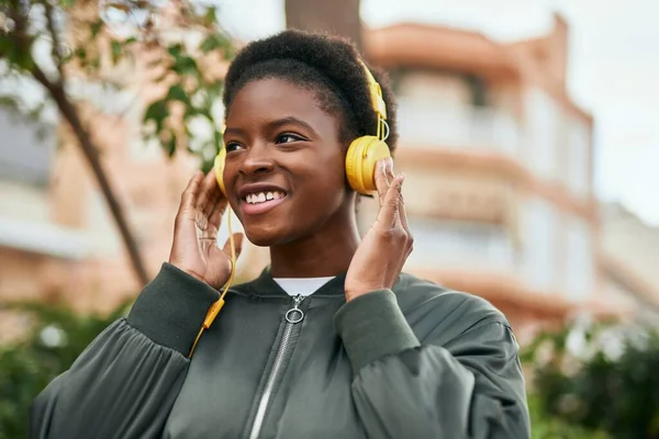 Jong Afrikaans Amerikaans Meisje Glimlachen Gelukkig Met Behulp Van Koptelefoon — Stockfoto