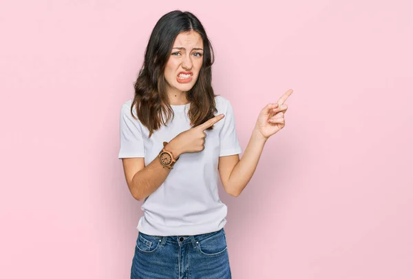 Giovane Bella Donna Indossa Casual Shirt Bianca Che Punta Parte — Foto Stock