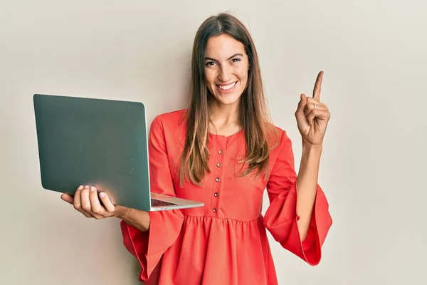 Jovem Mulher Bonita Trabalhando Usando Laptop Computador Sorrindo Feliz Apontando — Fotografia de Stock