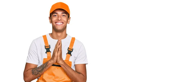 Giovane Bell Uomo Afroamericano Che Indossa Tuttofare Uniforme Pregando Con — Foto Stock