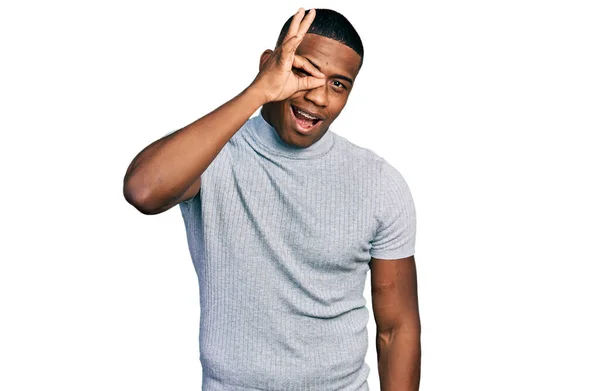 Genç Siyah Bir Adam Sıradan Bir Tişört Giyiyor Hareketleriyle Gülümsüyor — Stok fotoğraf