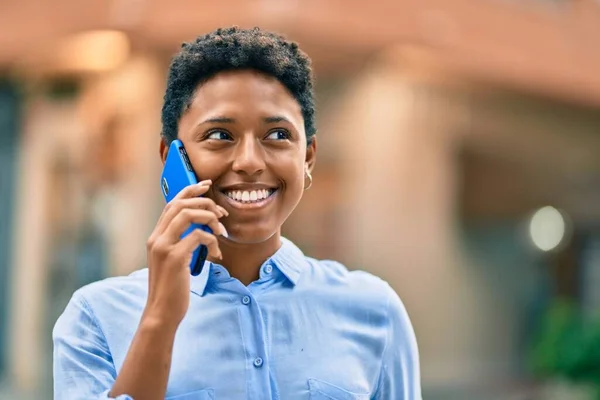 Chica Afroamericana Joven Sonriendo Feliz Hablando Teléfono Inteligente Ciudad — Foto de Stock