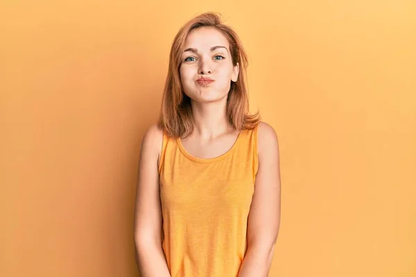 Ung Kaukasiska Kvinna Bär Casual Stil Med Ärmlös Skjorta Puffande — Stockfoto