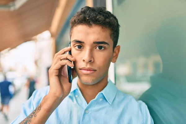 Young Latin Man Serious Expression Talking Smartphone City — Stock Photo, Image