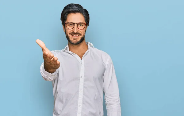 Junger Hispanischer Mann Mit Businesshemd Und Brille Lächelt Freundlich Und — Stockfoto