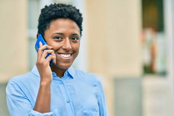 Chica Afroamericana Joven Sonriendo Feliz Hablando Teléfono Inteligente Ciudad — Foto de Stock