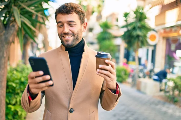 英俊的商人穿着雅致的夹克 在户外用智能手机开心地微笑 — 图库照片