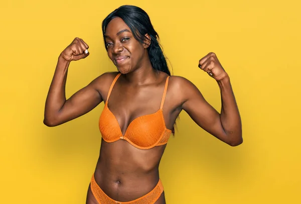 Çamaşırı Giyen Gururla Gülümseyen Genç Afrikalı Amerikalı Kadın Fitness Konsepti — Stok fotoğraf
