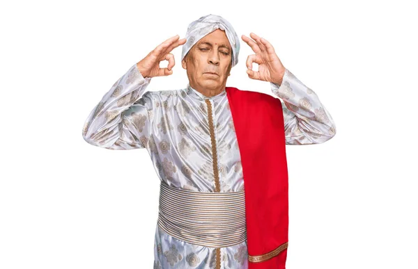 Homem Hispânico Sênior Vestindo Roupas Saree Sherwani Tradição Relaxar Sorrir — Fotografia de Stock