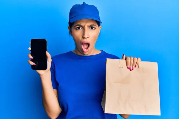 Vacker Brunett Kvinna Som Håller Leverans Papperspåse Och Visar Smartphone — Stockfoto