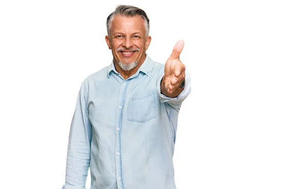 Homem Cabelos Grisalhos Meia Idade Vestindo Roupas Casuais Sorrindo Amigável — Fotografia de Stock