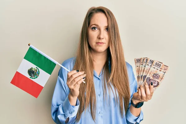 Mujer Rubia Joven Sosteniendo Bandera Mexicana Billetes Mexicanos Relajados Con —  Fotos de Stock