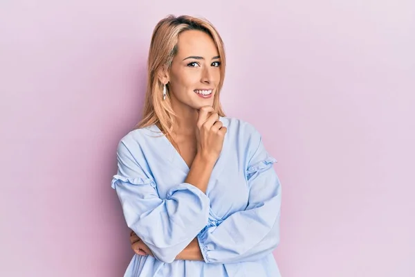 Hermosa Mujer Rubia Con Vestido Verano Sonriendo Mirando Con Confianza —  Fotos de Stock