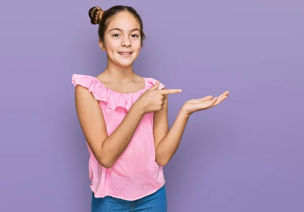 Mooi Brunette Klein Meisje Dragen Zomer Roze Shirt Verbaasd Glimlachen — Stockfoto