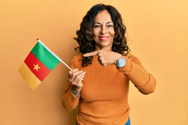 Medelåldern Latinamerikansk Kvinna Håller Kamerun Flagga Ler Glad Pekar Med — Stockfoto