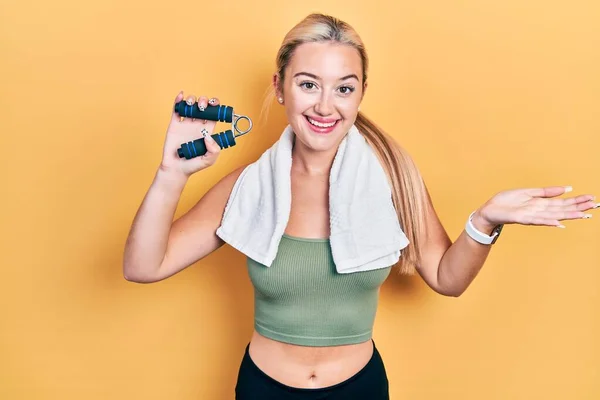 Ung Blond Flicka Träning Muskler Med Handtag Firar Prestation Med — Stockfoto