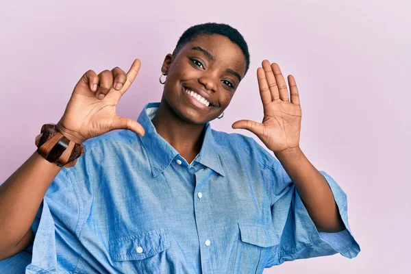 Joven Mujer Afroamericana Vistiendo Ropa Casual Mostrando Señalando Con Los — Foto de Stock