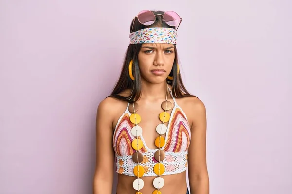 Schöne Hispanische Frau Trägt Boheme Und Hippie Stil Skeptisch Und — Stockfoto