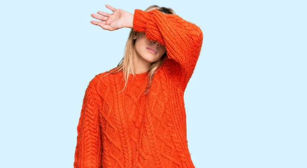 Junge Kaukasische Frau Trägt Winterpullover Über Isoliertem Blauem Hintergrund Mit — Stockfoto