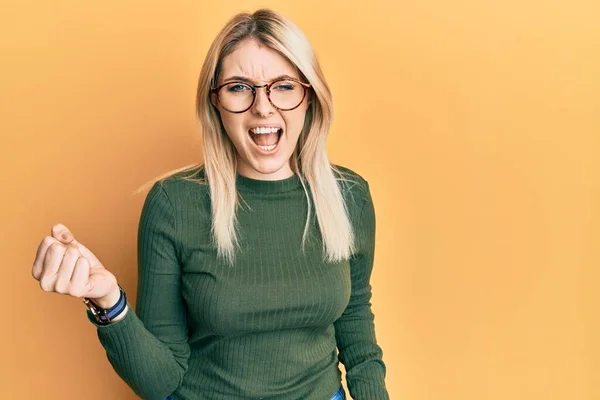 Jonge Blanke Vrouw Draagt Casual Kleren Glazen Boos Gek Opvoeding — Stockfoto