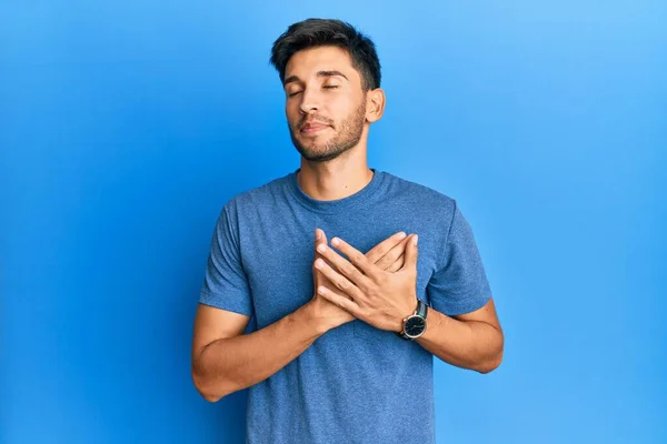 Junger Gutaussehender Mann Lässigem Shirt Vor Blauem Hintergrund Lächelnd Mit — Stockfoto