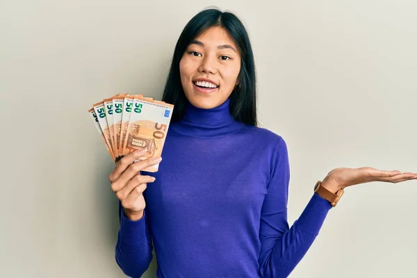 Jovem Asiática Segurando Cacho Notas Euro Comemorando Realização Com Sorriso — Fotografia de Stock