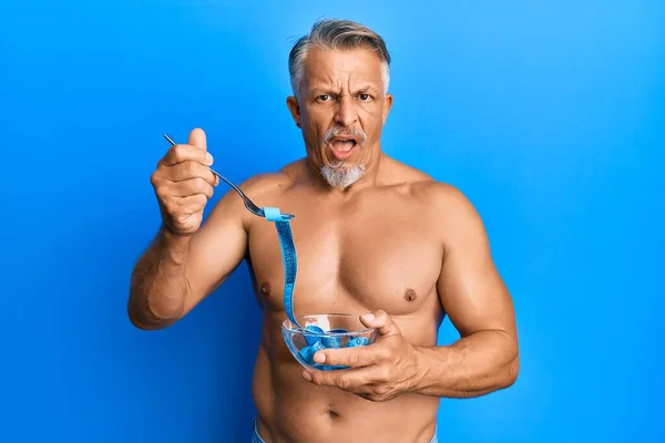 Homem Cabelos Grisalhos Meia Idade Sem Camisa Medidor Medida Alimentar — Fotografia de Stock