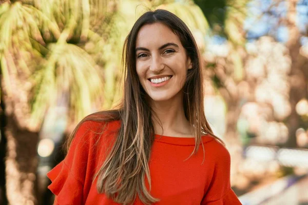 Jonge Latino Vrouw Lachend Gelukkig Staande Het Park — Stockfoto