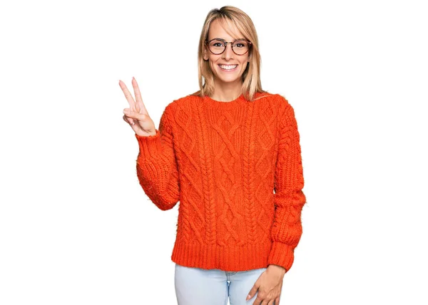 Schöne Blonde Frau Lässiger Kleidung Und Brille Lächelt Die Kamera — Stockfoto