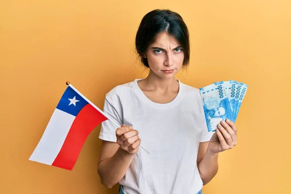 Mujer Caucásica Joven Con Bandera Chile Billetes Chilenos Escépticos Nerviosos —  Fotos de Stock