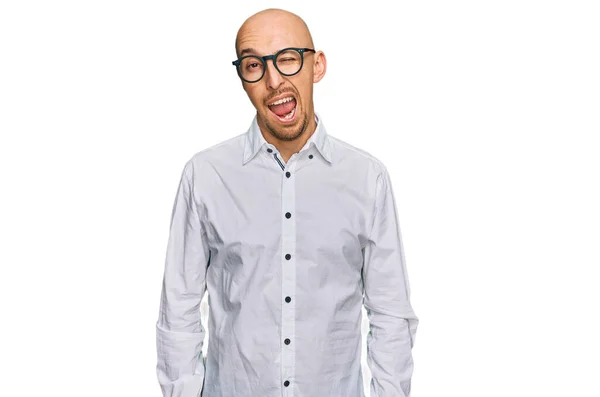 Gömleği Giyen Gözlüklü Kel Bir Adam Kameraya Seksi Bir Ifadeyle — Stok fotoğraf