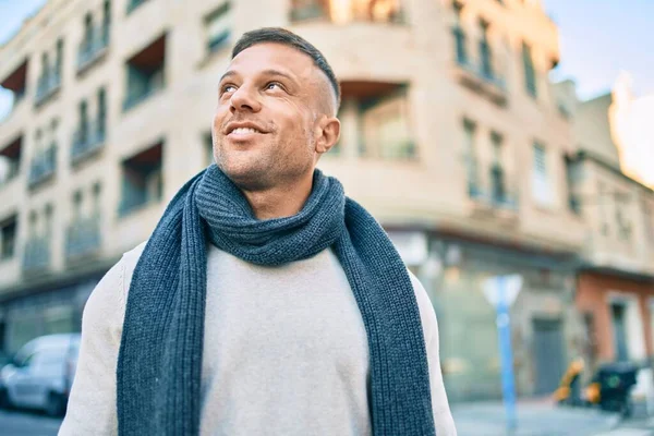 Ung Kaukasisk Man Ler Glad Promenader Stan — Stockfoto