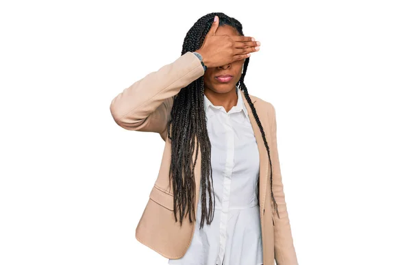 Mulher Afro Americana Vestindo Jaqueta Negócios Cobrindo Olhos Com Mão — Fotografia de Stock