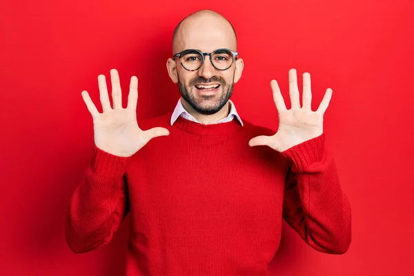 Joven Calvo Vistiendo Ropa Casual Gafas Mostrando Señalando Con Los —  Fotos de Stock