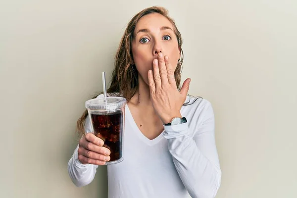 Jeune Femme Blonde Boire Verre Boisson Gazeuse Couvrant Bouche Avec — Photo