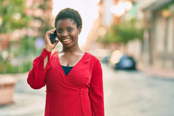 Jeune Femme Afro Américaine Souriante Heureuse Parler Sur Smartphone Ville — Photo