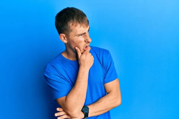 Joven Hombre Caucásico Vistiendo Casual Camiseta Azul Pensando Preocupado Por — Foto de Stock