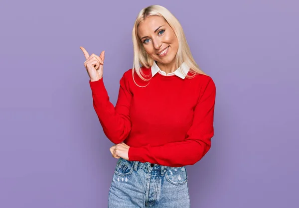 Ung Blond Kvinna Bär Casual Kläder Ler Glad Pekar Med — Stockfoto