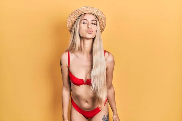 Jonge Blanke Vrouw Met Bikini Zomerhoed Kijkend Naar Camera Die — Stockfoto