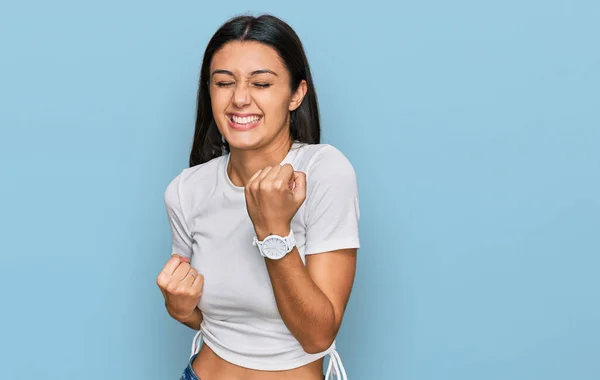 Chica Hispana Joven Con Camiseta Blanca Casual Celebrando Sorprendida Sorprendida —  Fotos de Stock