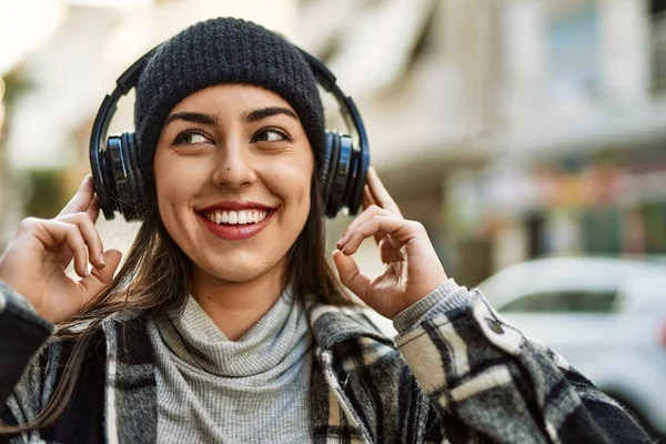 Jeune Femme Hispanique Souriant Heureux Utilisant Des Écouteurs Ville — Photo