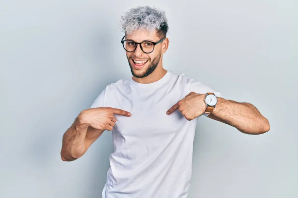 Jonge Spaanse Man Met Modern Geverfd Haar Wit Shirt Bril — Stockfoto