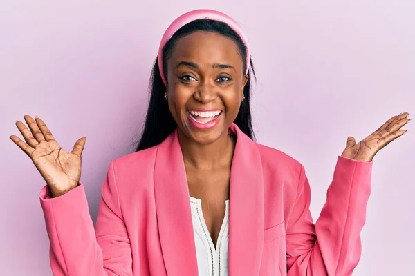 Junge Afrikanerin Businessjacke Feiert Sieg Mit Glücklichem Lächeln Und Siegerausdruck — Stockfoto