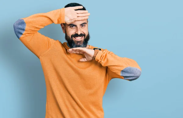 Spaanse Man Met Baard Draagt Casual Wintertrui Lachend Vrolijk Kijkend — Stockfoto