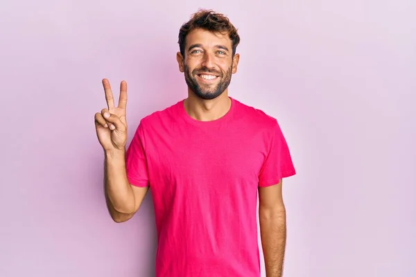 Schöner Mann Mit Bart Lässig Pinkfarbenes Shirt Vor Rosa Hintergrund — Stockfoto