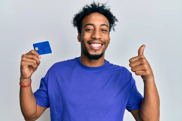 Ung Afrikansk Amerikansk Man Med Skägg Håller Kreditkort Ler Glad — Stockfoto