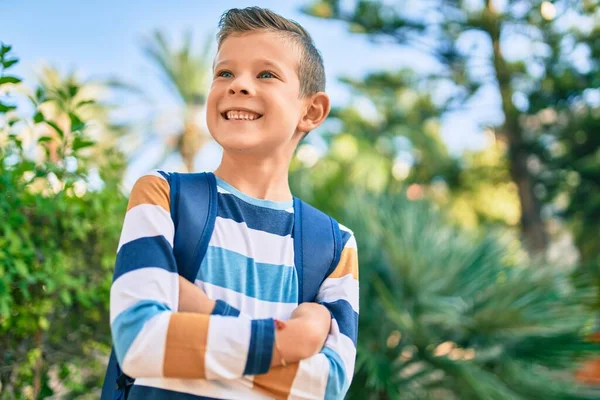 Dorable Caucásico Estudiante Chico Sonriendo Feliz Pie Parque — Foto de Stock