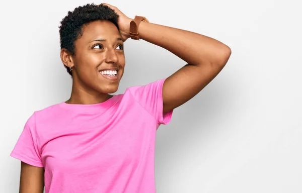 Joven Mujer Afroamericana Vistiendo Ropa Casual Sonriendo Confiado Tocar Cabello —  Fotos de Stock