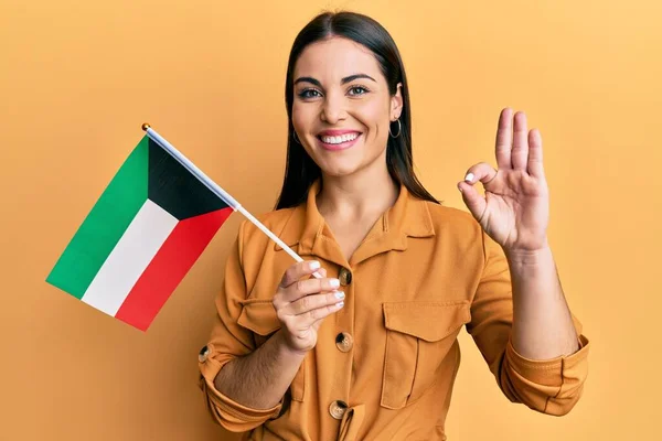 Jovem Morena Segurando Bandeira Kuwait Fazendo Sinal Com Dedos Sorrindo — Fotografia de Stock