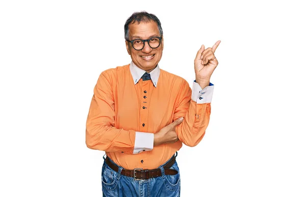 Középkorú Indiai Férfi Alkalmi Ruhát Szemüveget Visel Nagy Mosollyal Arcán — Stock Fotó